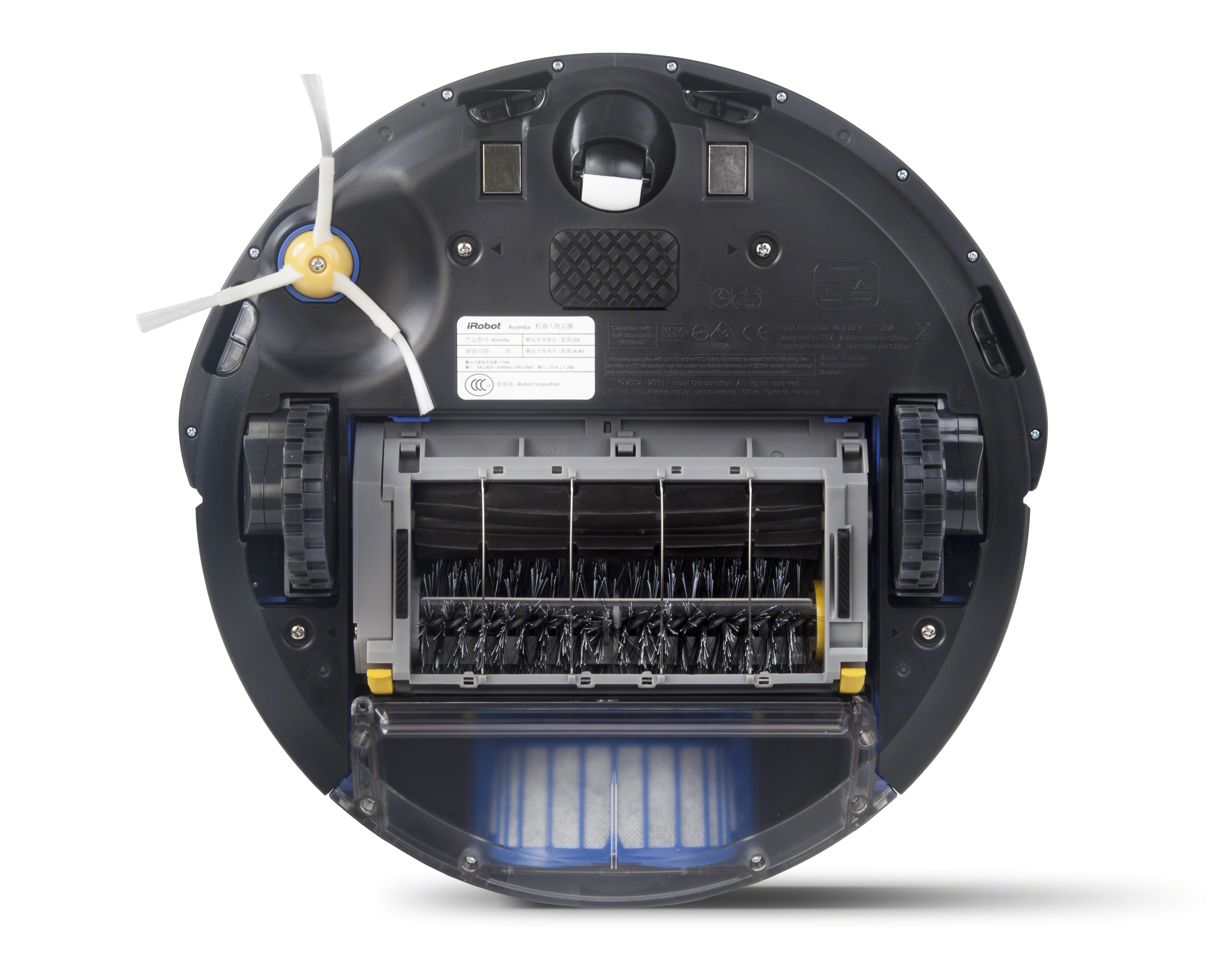 Die Unterseite eines schwarzen Roomba-Roboters, mit Bürsten, Rädern und Etiketten.