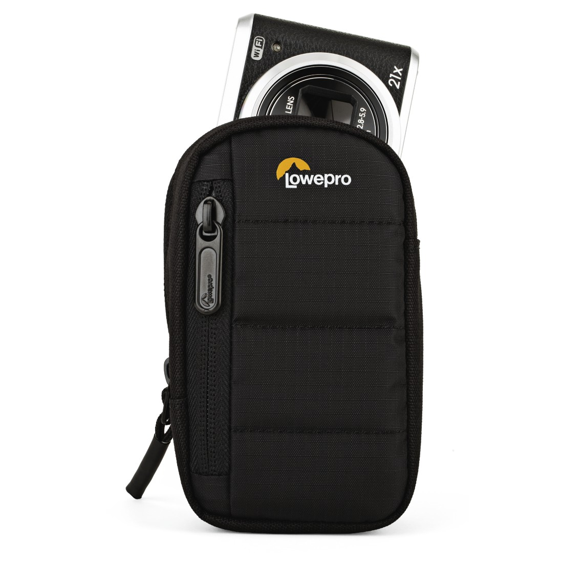 Eine schwarze Kameratasche, aus der eine Kamera herausragt. Die Tasche hat einen Reißverschluss und das Logo 'lowepro'.