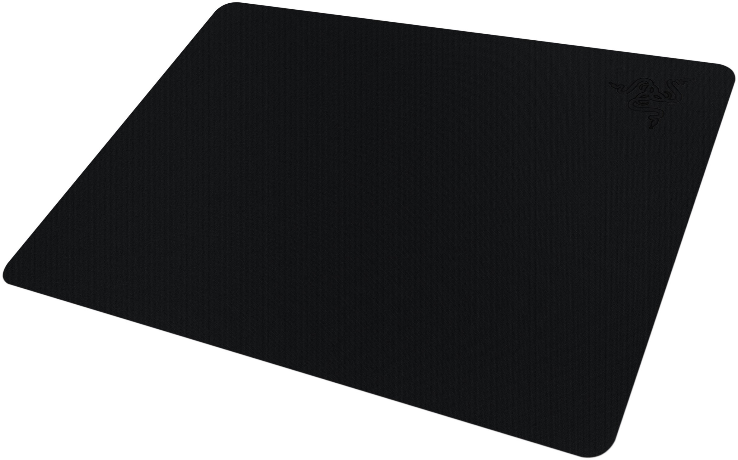 Tapis de souris Razer noir. Logo Razer dans le coin inférieur droit. Forme carrée sur fond blanc.