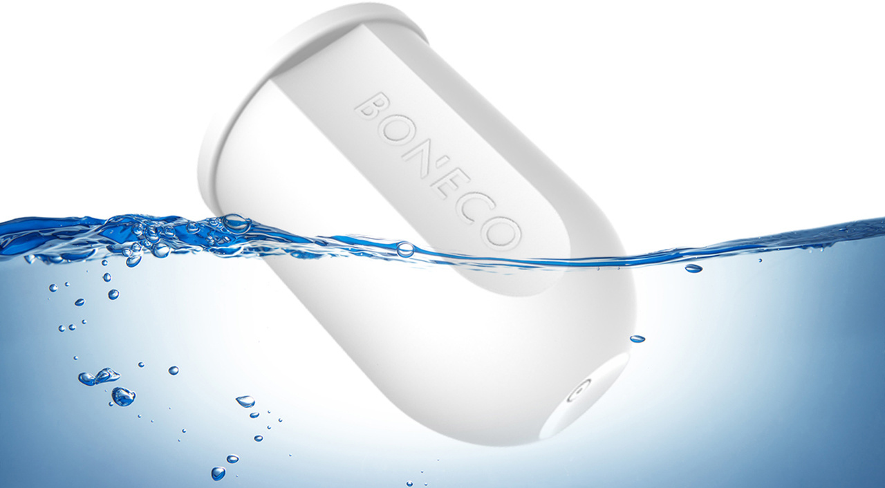 Weißer zylindrischer Wasserfilter, der in blauem Wasser schwimmt. BONECO steht auf dem Filter.