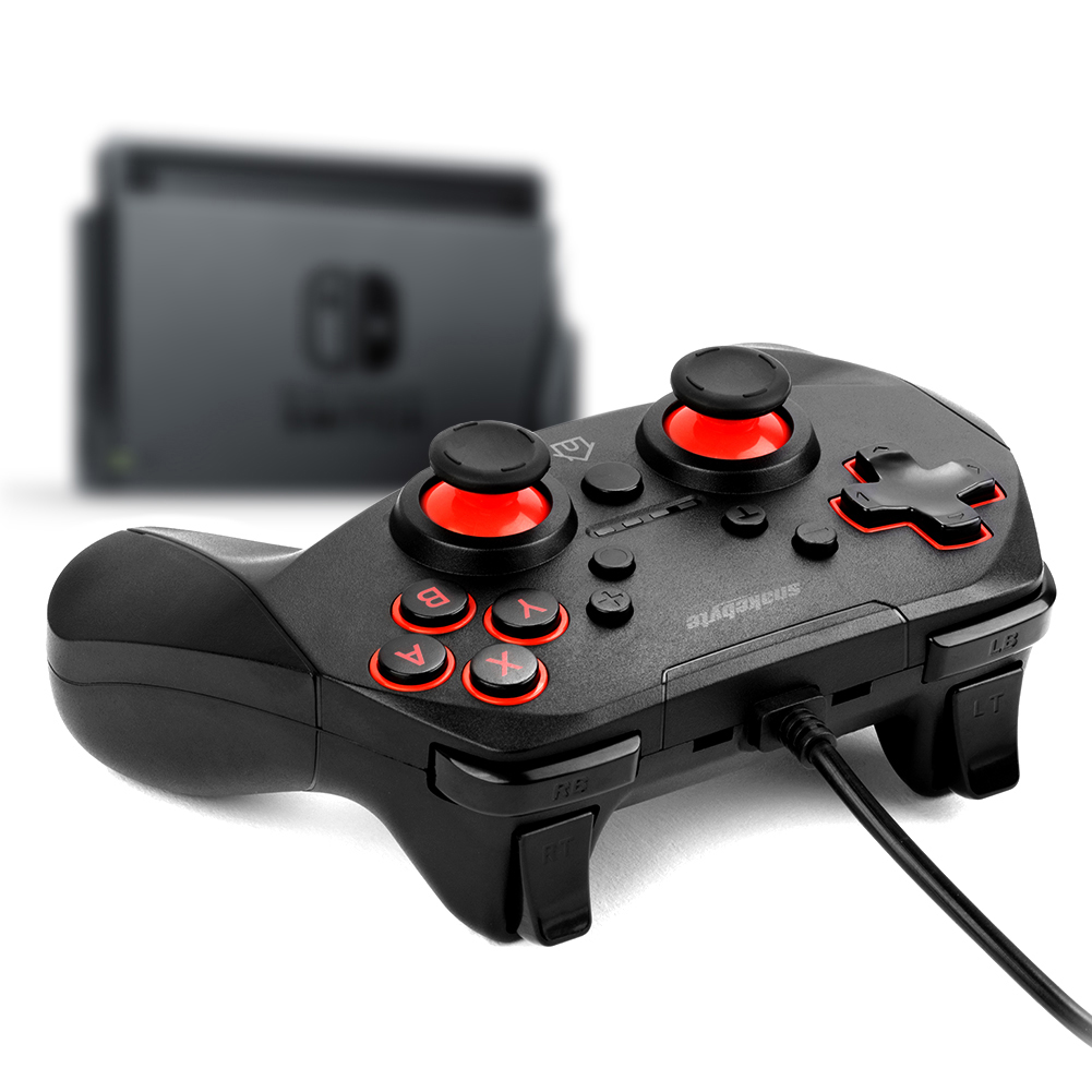 Schwarz-roter Gaming-Controller mit einer Switch-Konsole im Hintergrund.