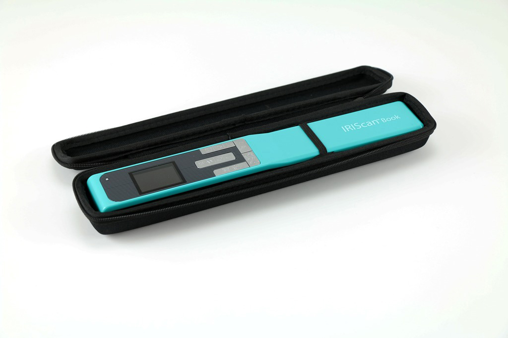 Türkisfarbener Scanner in einem schwarzen Etui. Es hat einen Bildschirm und Tastenoberflächen.