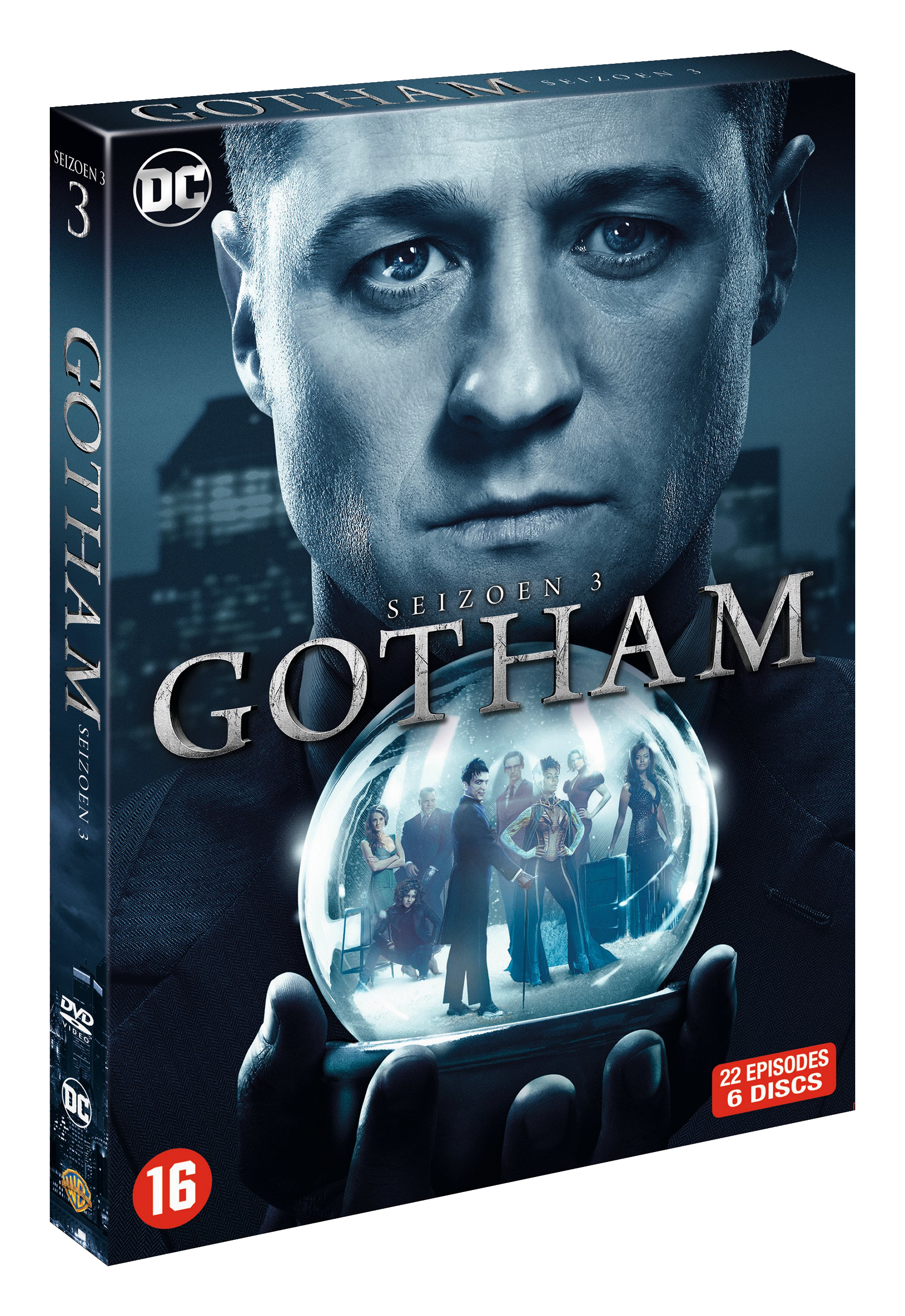 DVD-hoes van Gotham seizoen 3. Man houdt een sneeuwbol met personages vast. Gotham-logo in zilver.