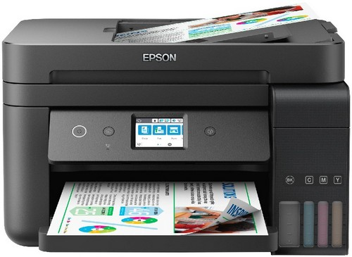 Impresora Epson negra, con un documento imprimiéndose. Cartuchos de tinta visibles. Fondo blanco.