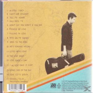CD-Rückseite mit Mann und Gitarrenkoffer, Trackliste und Retro-Design.