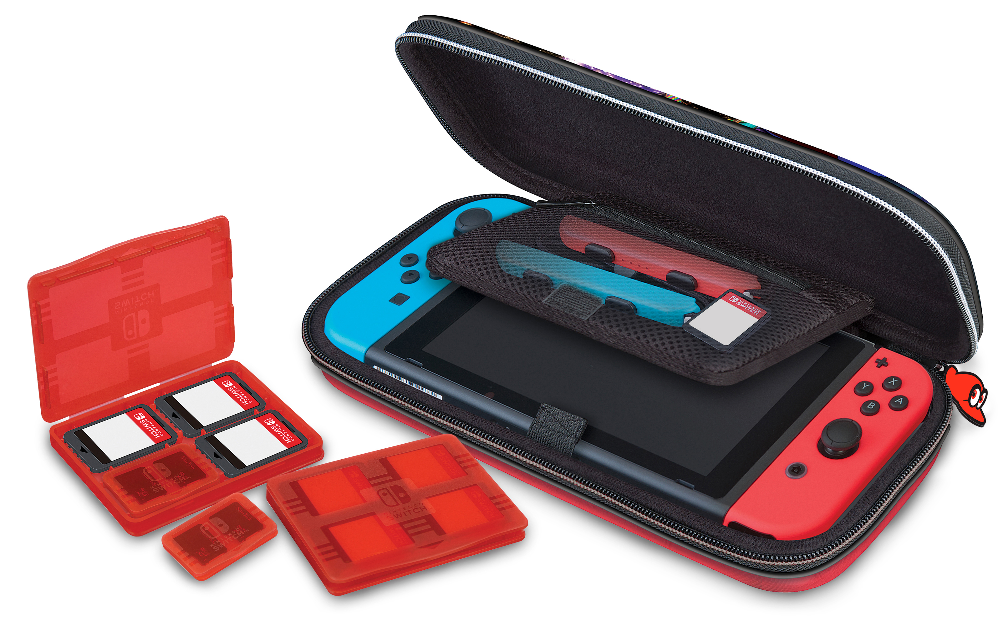 Eine Nintendo Switch-Konsole und Zubehör in einer Tragetasche. Die Konsole hat blaue und rote Controller.