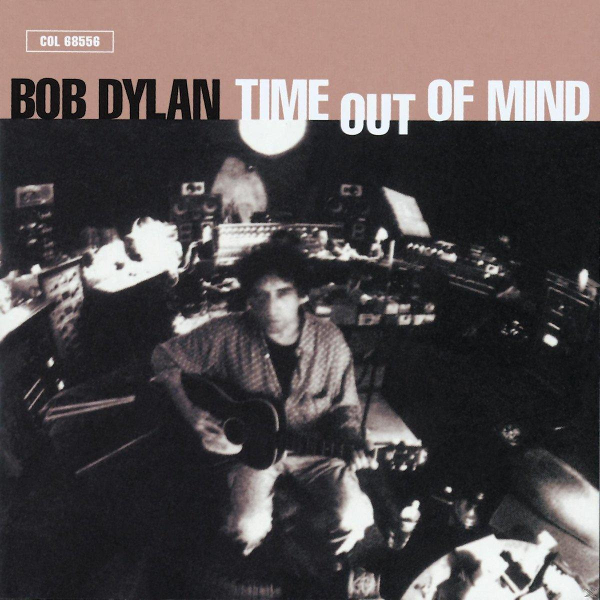 Albumcover von Bob Dylan mit dem Text 'Time Out of Mind'. Dylan spielt Gitarre in einem Tonstudio.