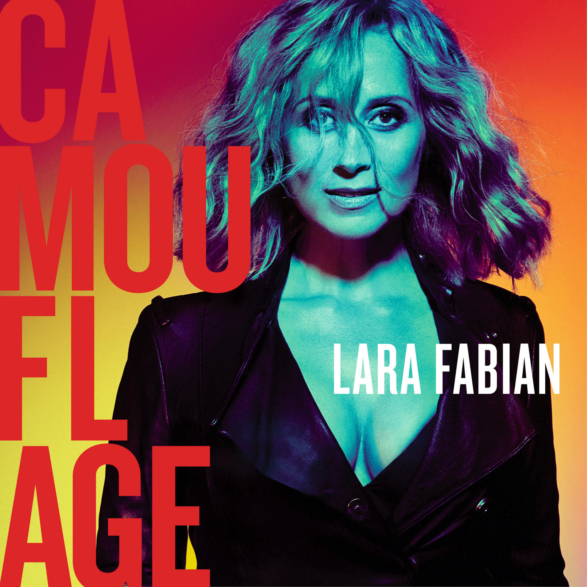 Pochette de l'album de Lara Fabian. Elle a les cheveux ondulés et porte une tenue noire. Fond rouge et orange.