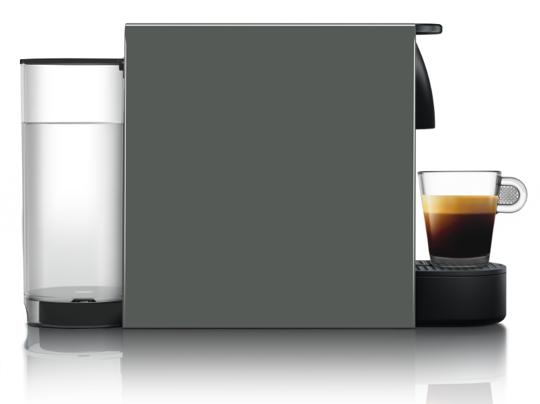 Nespresso kávéfőző egy pohár kávéval jobbra és egy víztartállyal balra.