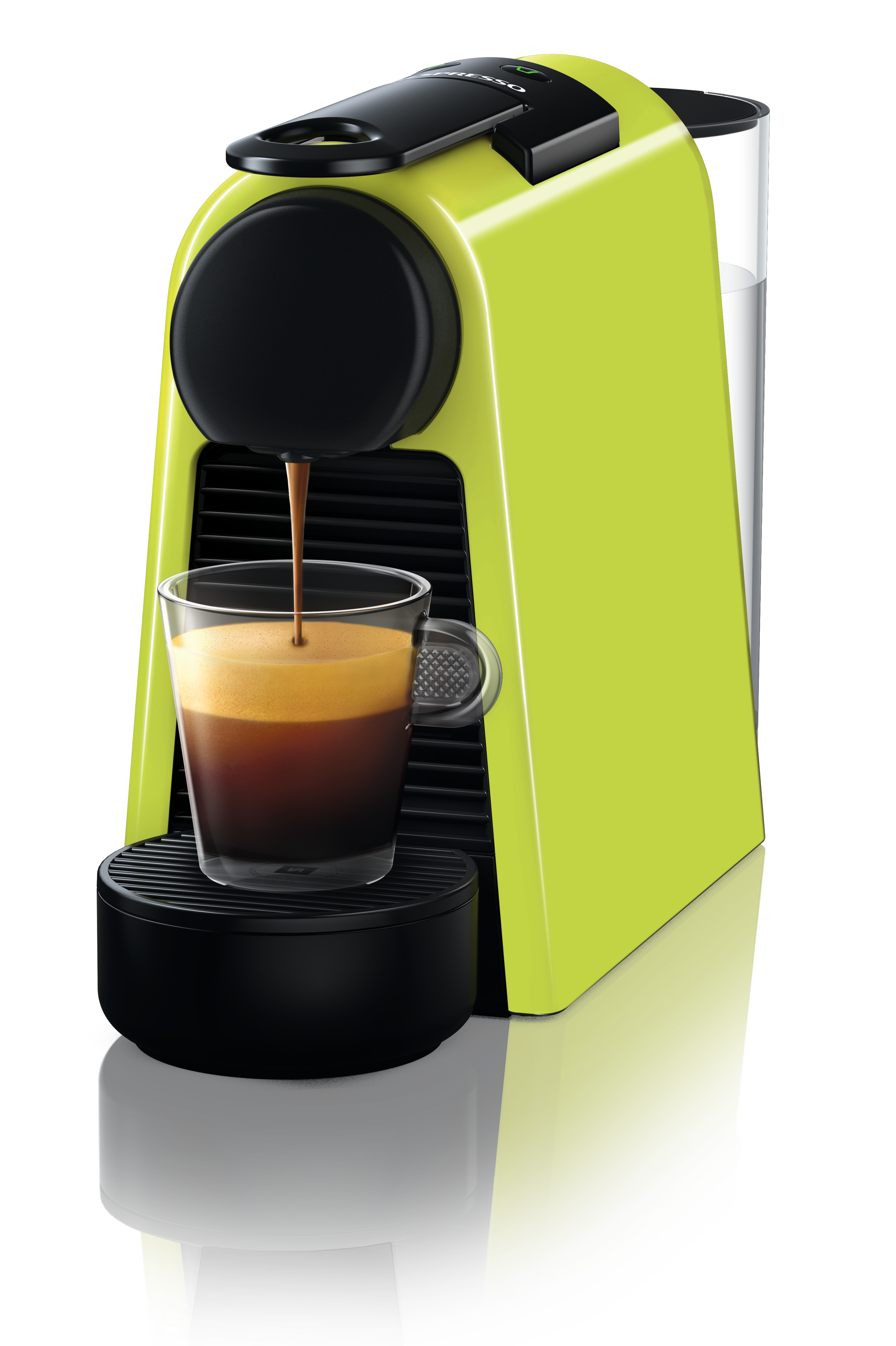 Zöld és fekete Nespresso gép, a kávé üvegpohárba ömlik. Fekete háttér.