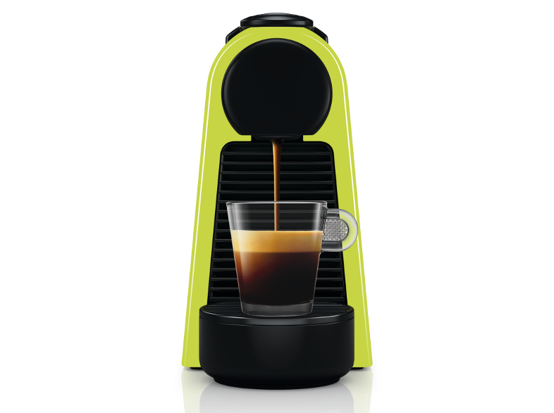 Zöld és fekete Nespresso kávéfőző, kávé ömlik egy pohárba.