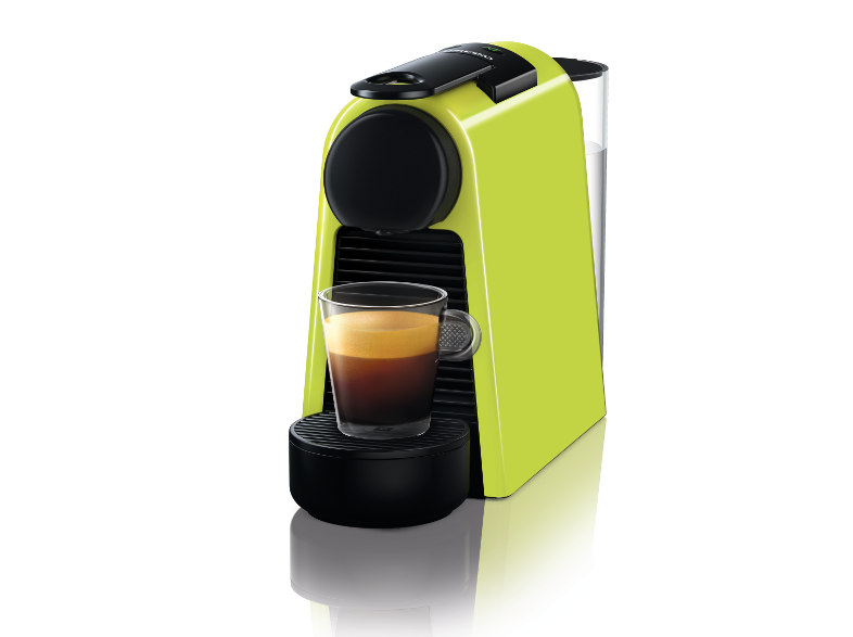 Lime zöld Nespresso gép egy csésze eszpresszóval.