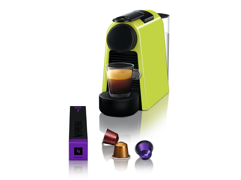 Egy lime zöld Nespresso kávéfőző kávékapszulákkal és egy pohár kávéval.