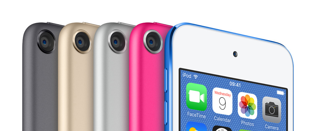 iPod touch Geräte in einer Reihe, in Grau, Gold, Silber, Pink und Blau. Das blaue zeigt eine Oberfläche.
