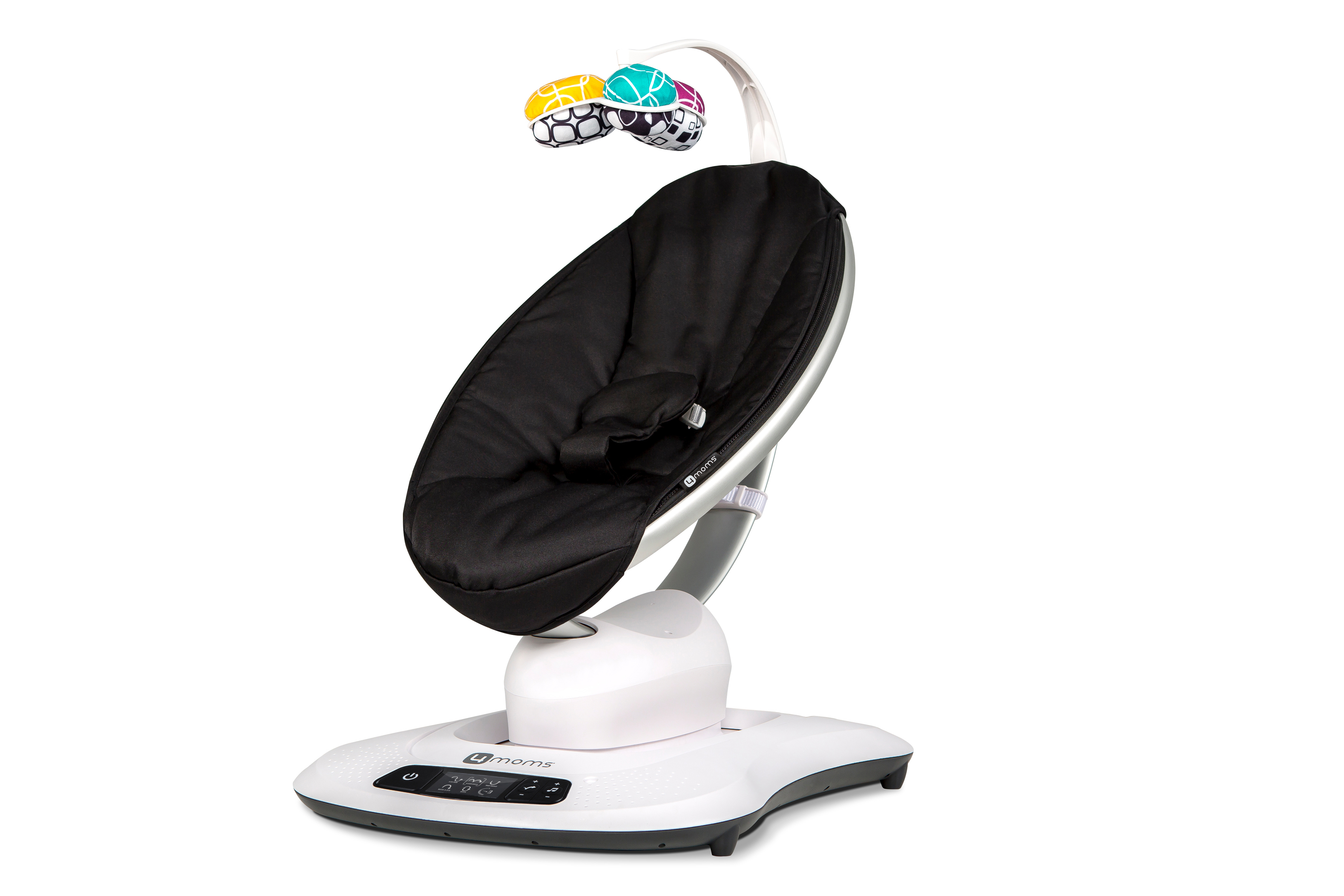 Ein Babyschaukelstuhl in Weiß und Schwarz, mit einem Mobile-Spielzeug. Es befindet sich auf einem weißen Hintergrund.