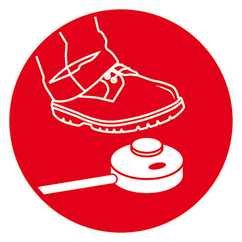 Ein Fuß in einem Arbeitsstiefel drückt einen roten Knopf in einem roten Kreis.