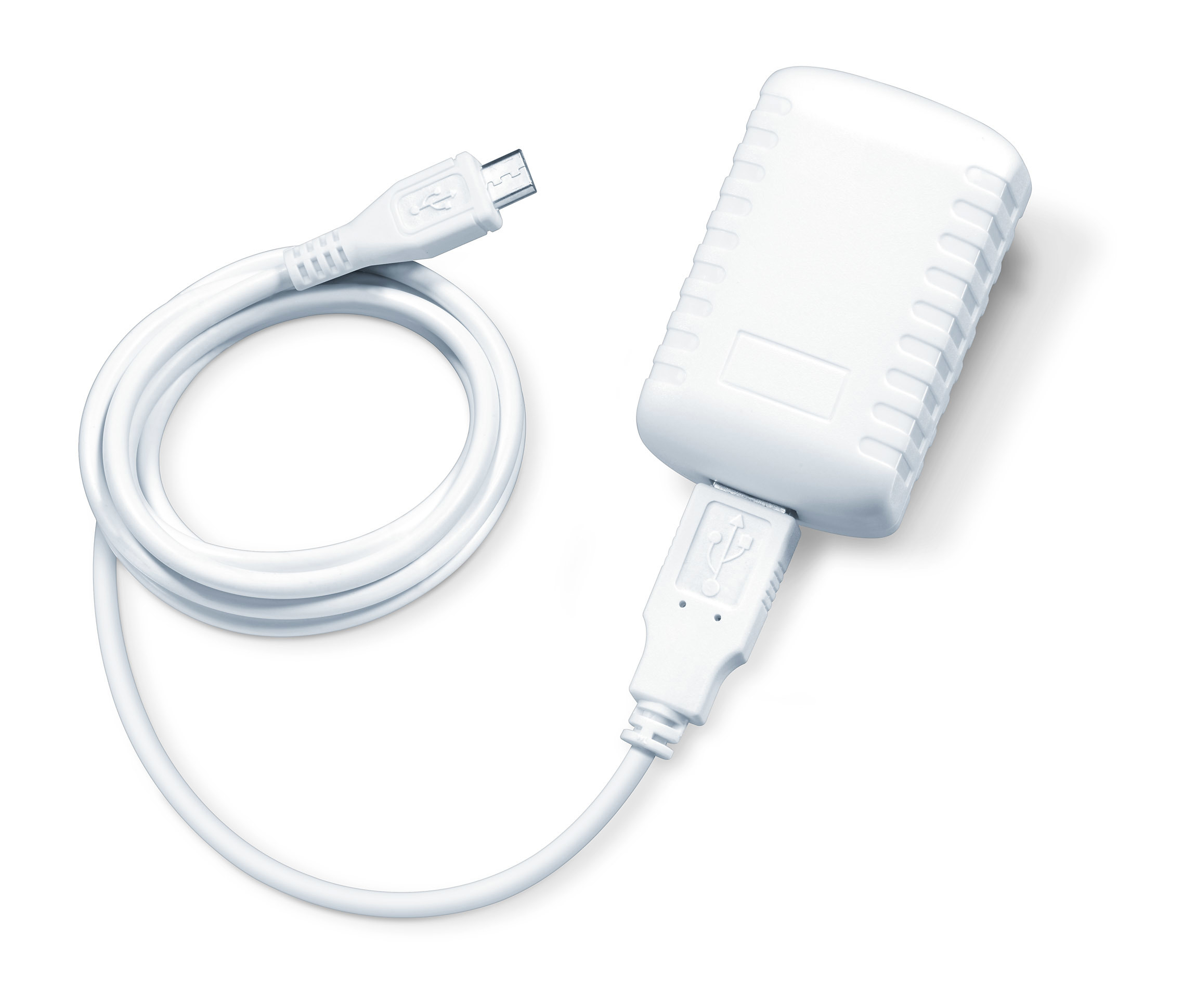 Weißes USB-Ladegerät und ein weißes USB-Kabel auf weißem Hintergrund. Das Ladegerät ist eingesteckt.