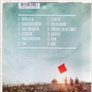 CD-Rückseite mit Titelliste und einer roten Flagge, die von Silhouetten gehalten wird.