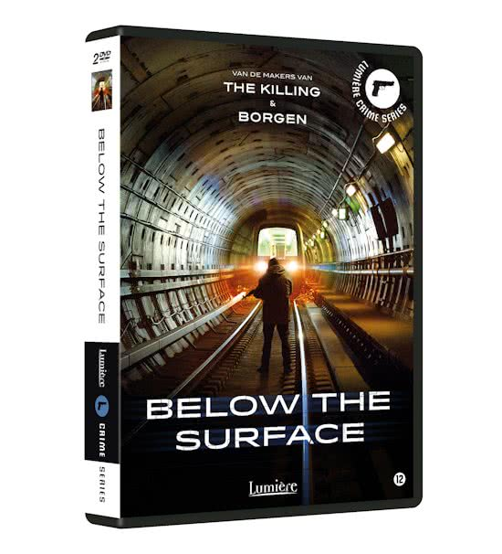 Boîtier DVD pour 'Below the Surface', une série policière. Un homme avec une lumière dans un tunnel.
