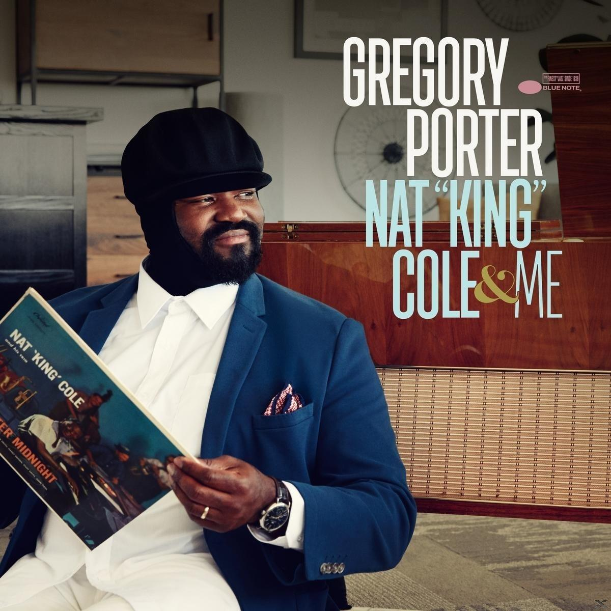Un homme tenant une pochette d'album avec le texte 'Gregory Porter Nat King Cole & Me'.