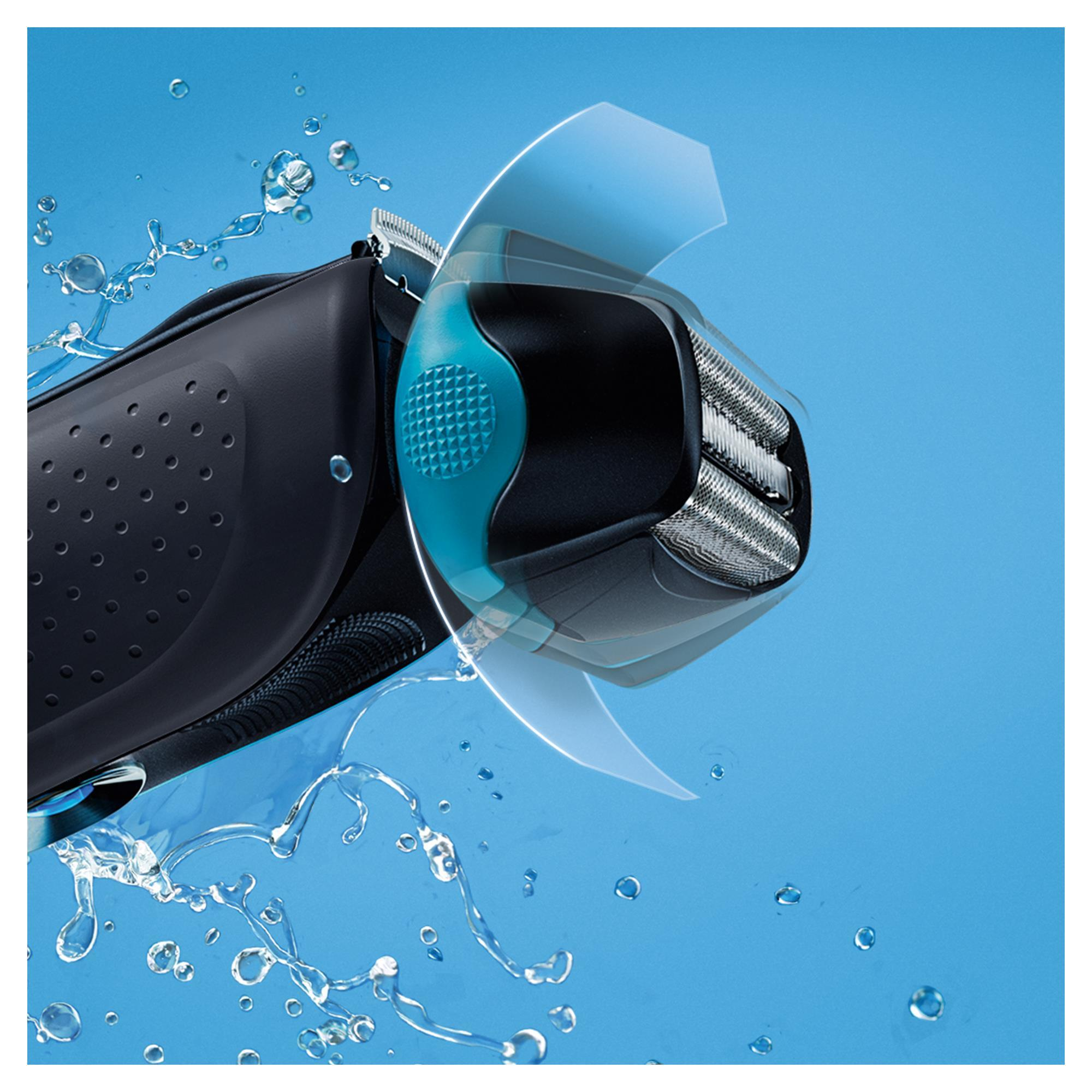 Nahaufnahme eines schwarz-blauen Elektrorasierers mit Wassertropfen.