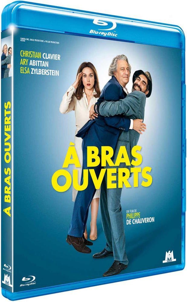Couverture de film. Trois personnes s'embrassent. Le titre est "À bras ouverts" avec des noms en haut et un logo Blu-ray.