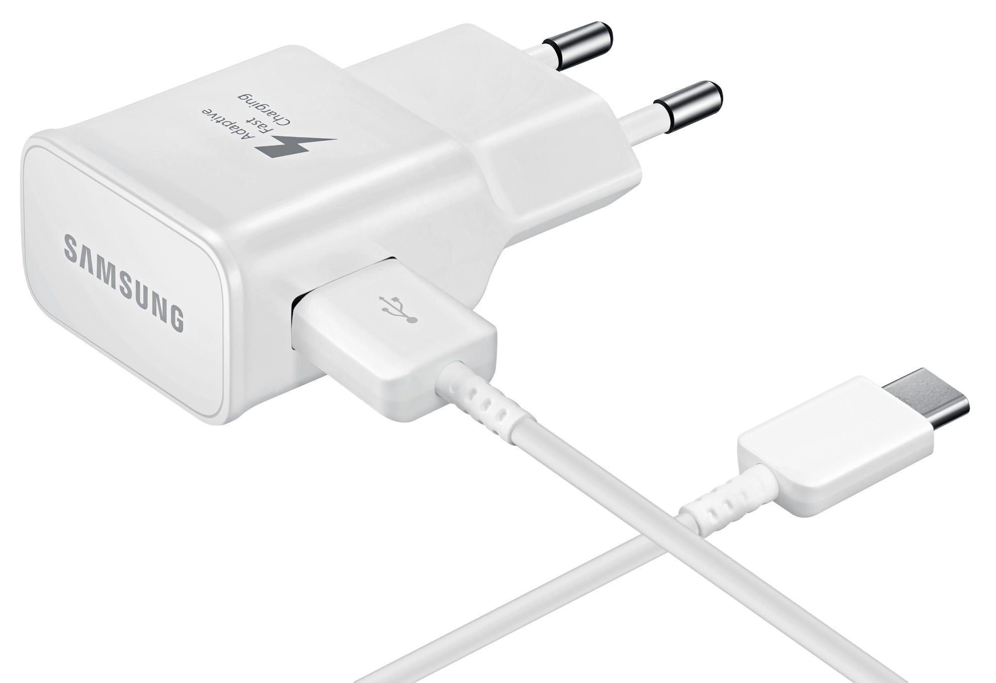 Weißes Samsung Ladegerät mit USB-C-Kabel. Weißer Hintergrund. Adaptive Schnelllade-Etikett.