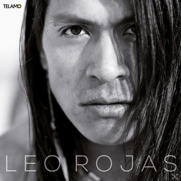 Schwarz-Weiß-Porträt eines Mannes mit langen Haaren. Der Name 'Leo Rojas' steht unten.