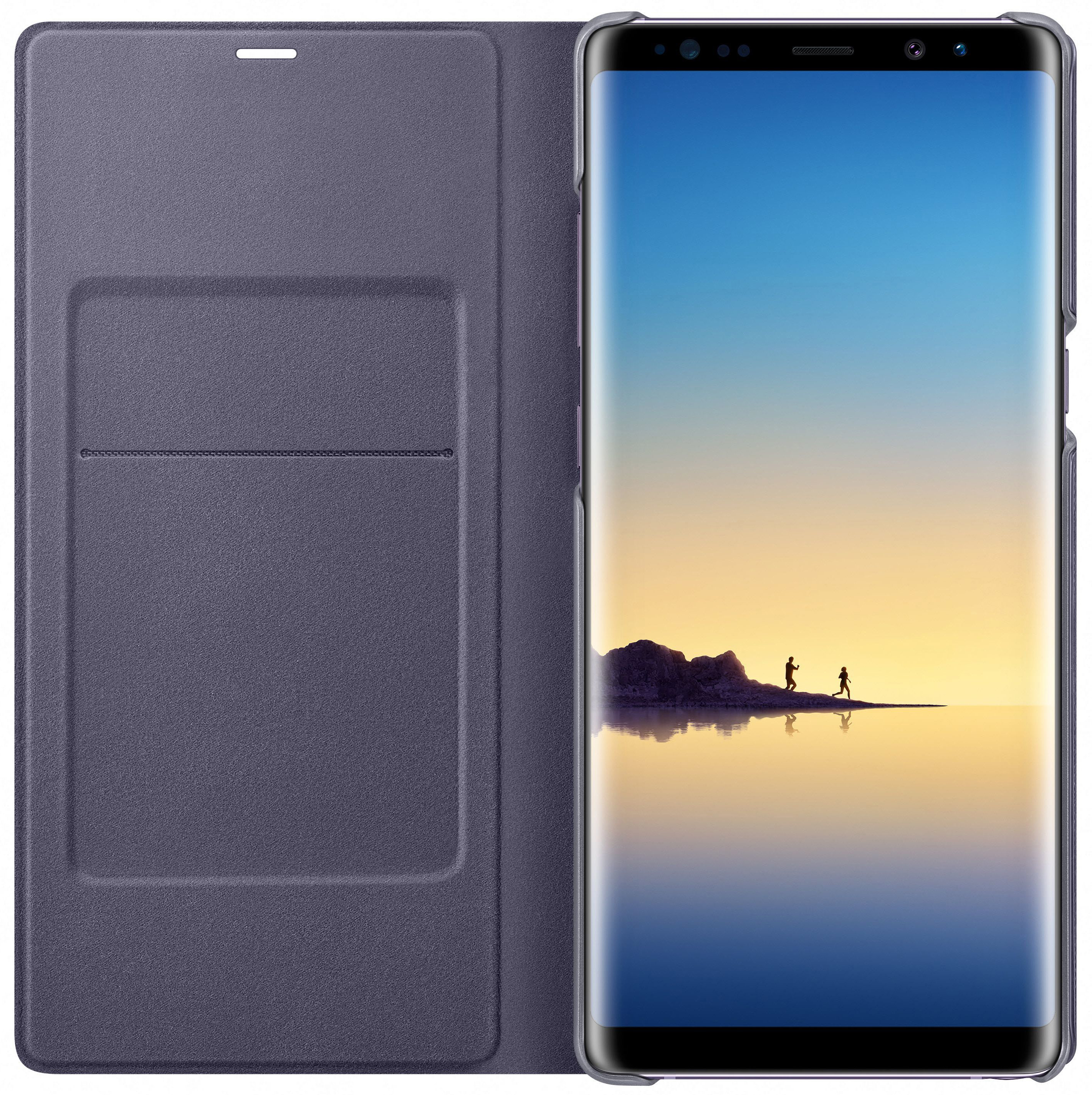 Geöffnete Handyhülle mit Handy. Handy zeigt Sonnenuntergang über Bergen und Wasser.