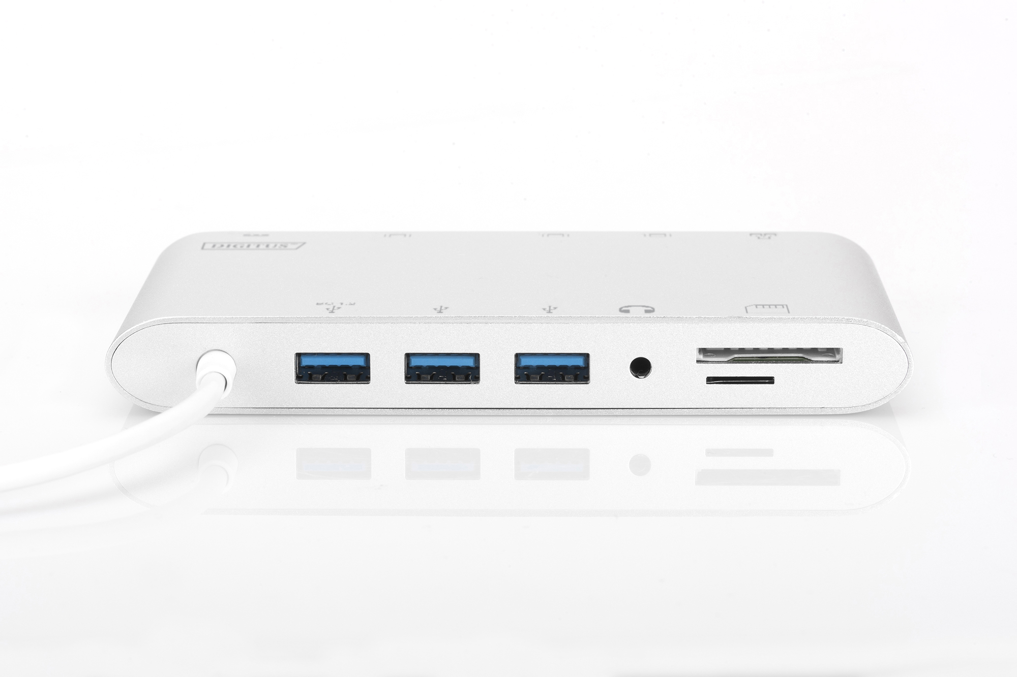 Silberner USB-Hub mit mehreren USB-Anschlüssen, SD-Kartensteckplatz und weißem Kabel.