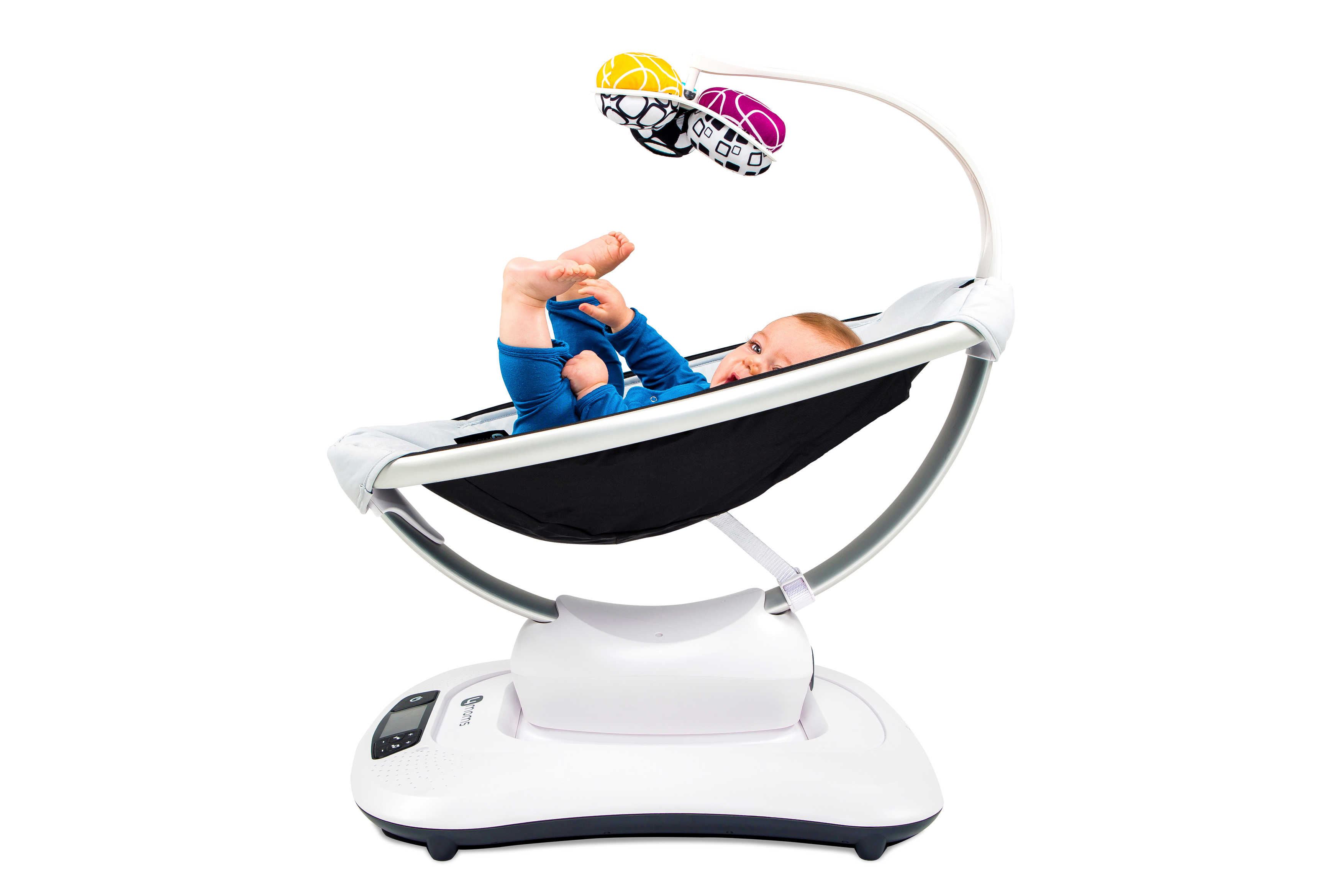 Baby in einer weiß-schwarzen Wippe mit bunten Spielzeugen darüber. Baby trägt blau.