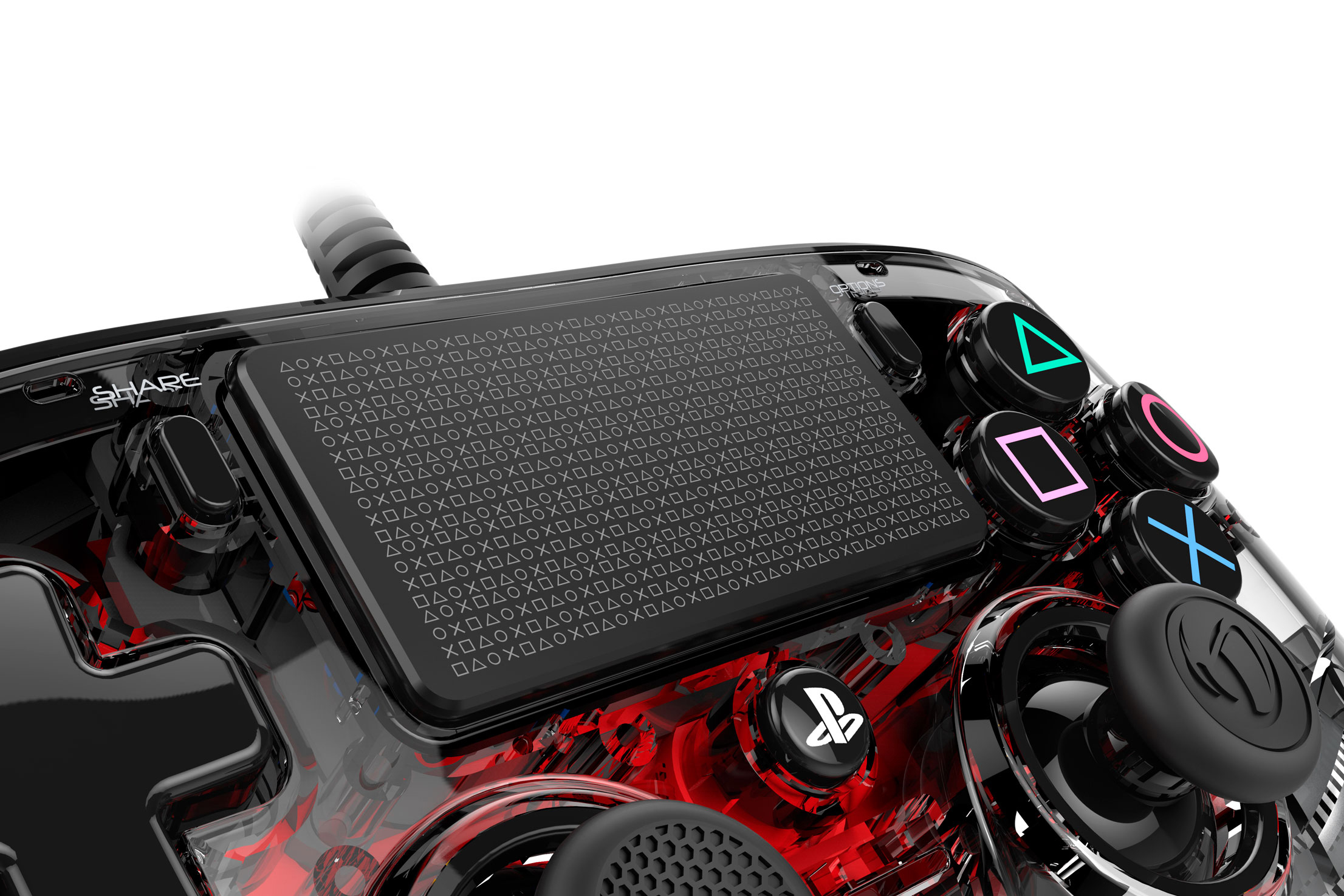 Nahaufnahme eines Gaming-Controllers, zeigt Knöpfe und transparentes Design mit roten Akzenten.