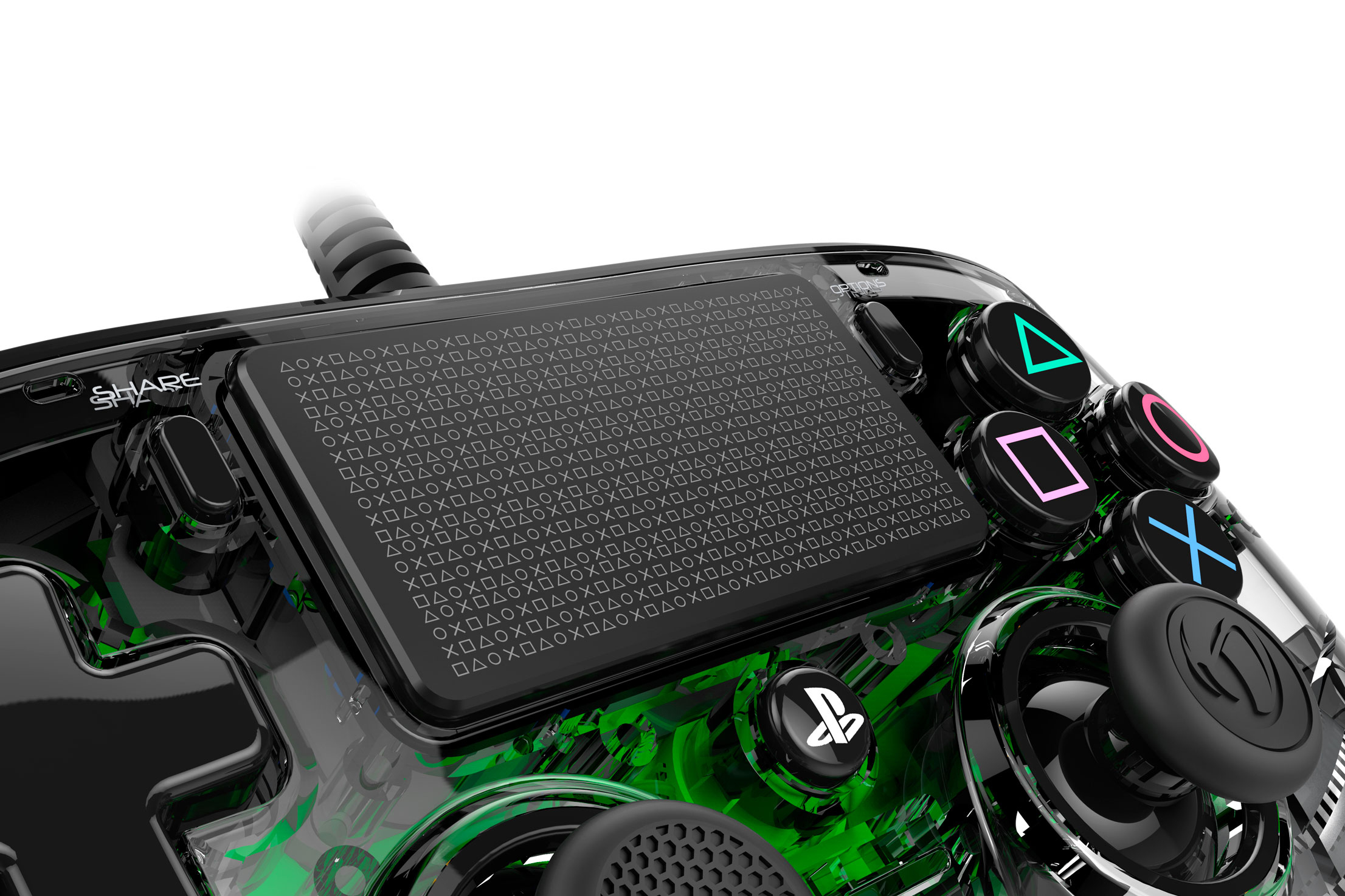 Nahaufnahme eines PlayStation-Controllers mit transparentem Gehäuse und grüner Innenbeleuchtung.