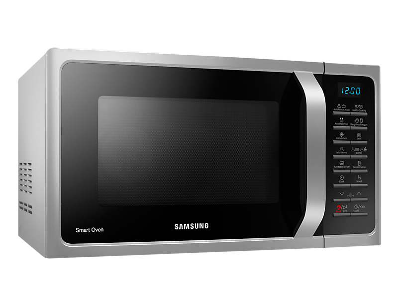 Zilveren en zwarte magnetron met een digitaal display, op een witte achtergrond.