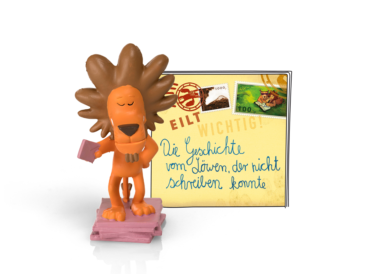 Eine Löwenfigur mit Brief vor Postkarte. Auf der Karte steht: 'Die Geschichte vom Löwen, der nicht schreiben konnte'.