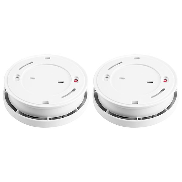 Twee witte rookmelders, met rode lampjes, op een witte achtergrond.
