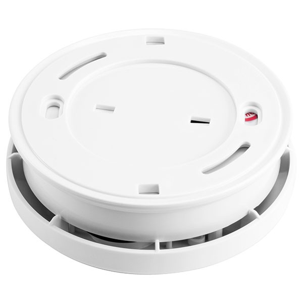Witte rookmelder. Rond, met ventilatieopeningen en een klein rood lampje. Eenvoudig, strak ontwerp.