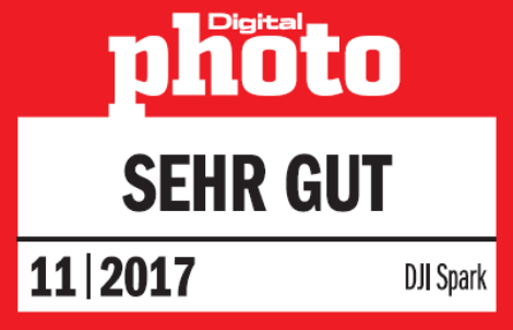 Rotes und weißes Logo mit 'Digital photo' und 'SEHR GUT' Text, mit '11/2017' und 'DJI Spark'.