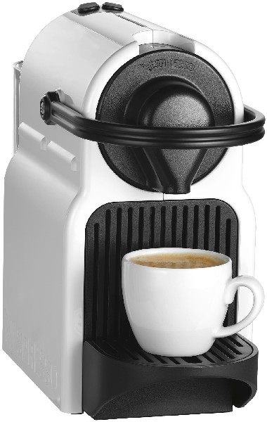 Witte Nespresso koffiemachine met een kopje koffie. Het heeft een zwarte handgreep en een zwarte lekbak.