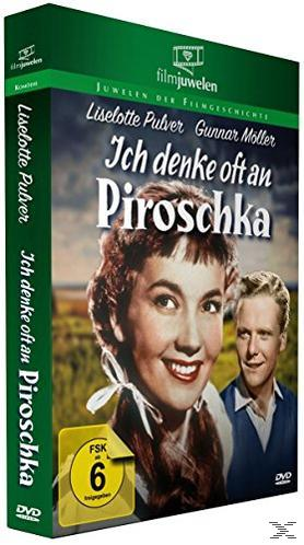 Ein Filmcover mit einer lächelnden Frau und einem Mann, der zuschaut.