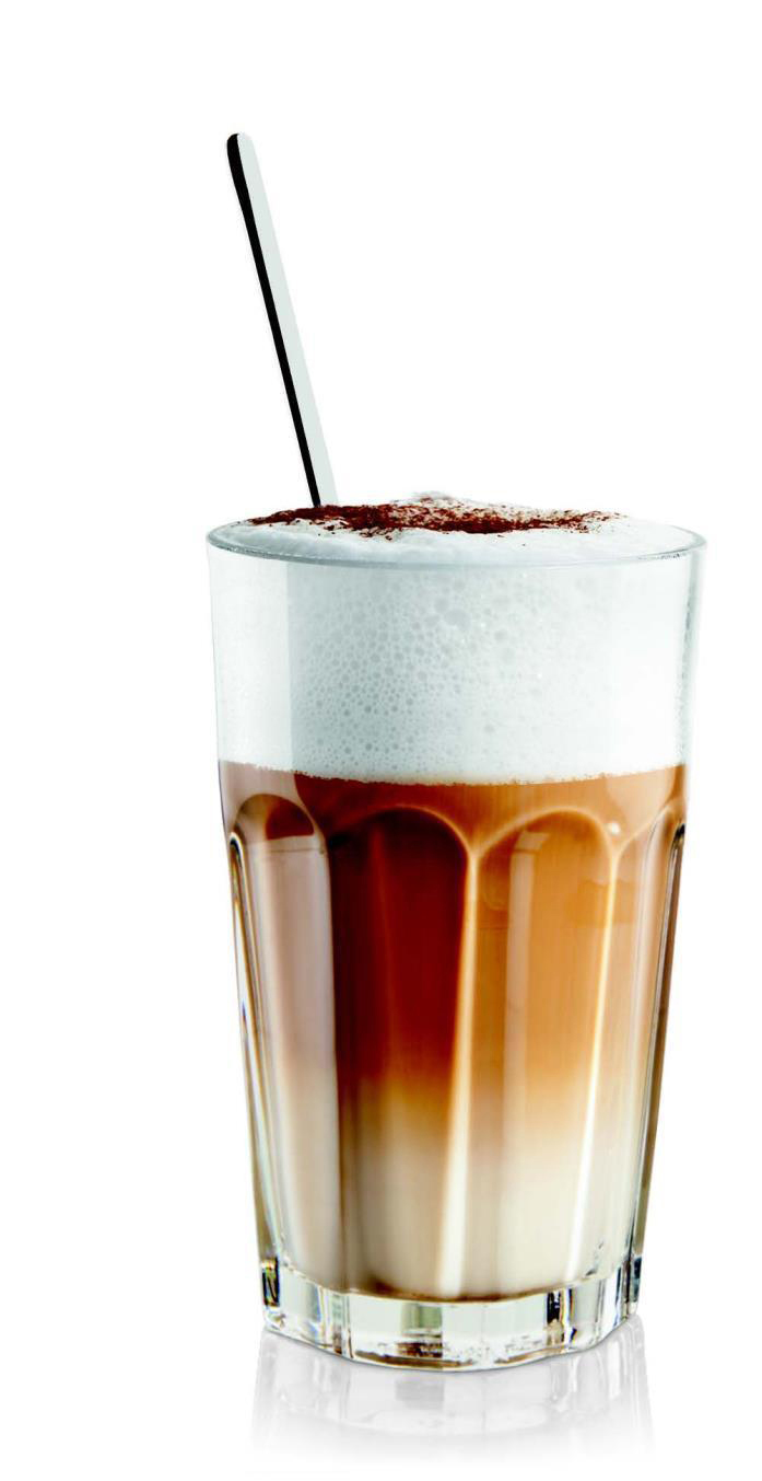 Hohes Glas geschichtetes Kaffeegetränk mit Schaum und Kakaopulver obenauf.