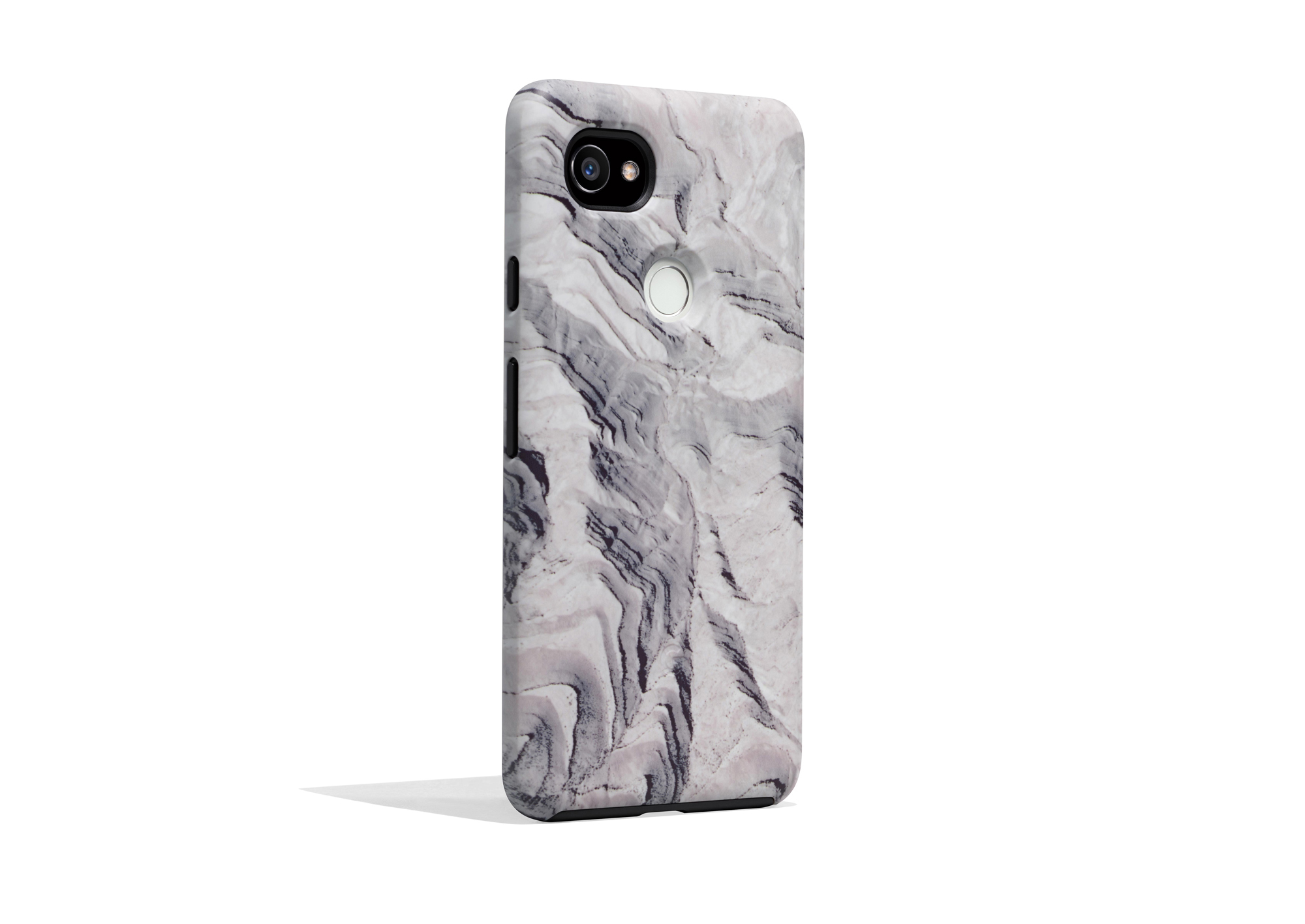 Smartphone in einer gemusterten Hülle mit Marmordesign, weißer Hintergrund.