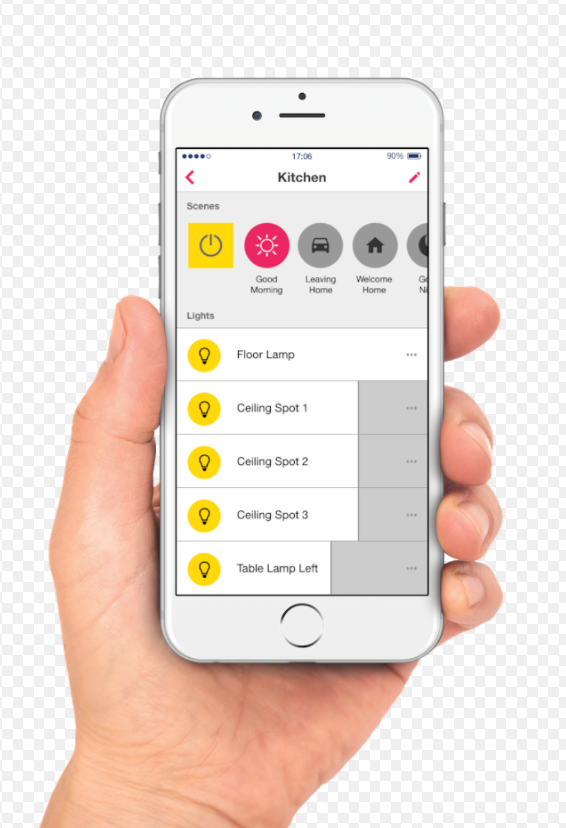 Hand die een telefoon vasthoudt met een smart home app-interface. Het scherm toont verschillende iconen.