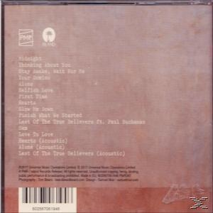 De achterkant van een cd-hoesje met songtitels. Bruine achtergrond.