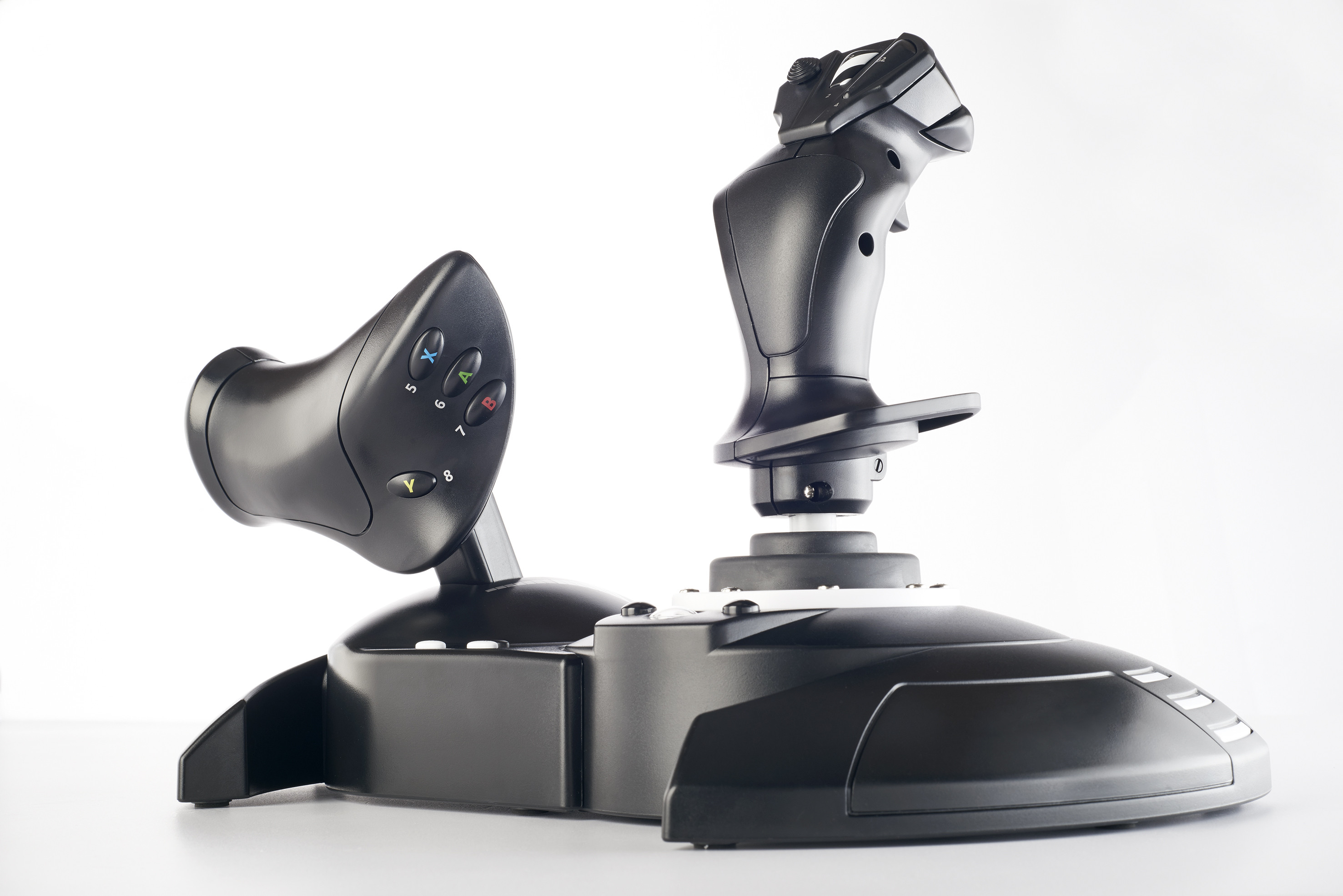 Joystick noir avec boutons, fond blanc.