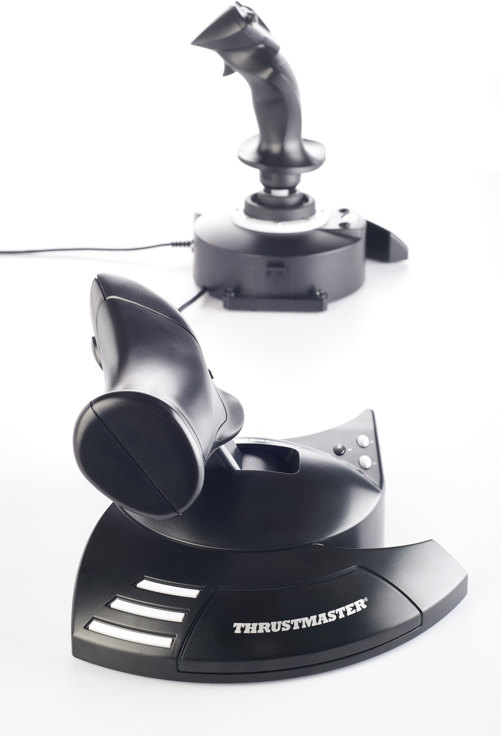 Deux joysticks noirs de simulateur de vol. L'un est devant, l'autre est derrière et incliné vers le haut.