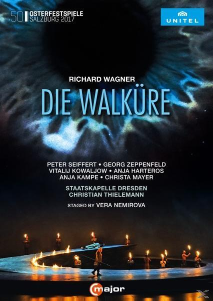Opernposter: Die Walküre. Enthält Schauspieler, Bühne und Text auf dunklem Hintergrund.