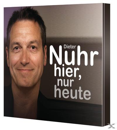 Porträt eines Mannes mit dem Text 'Dieter Nuhr hier, nur heute' an einer Wand.