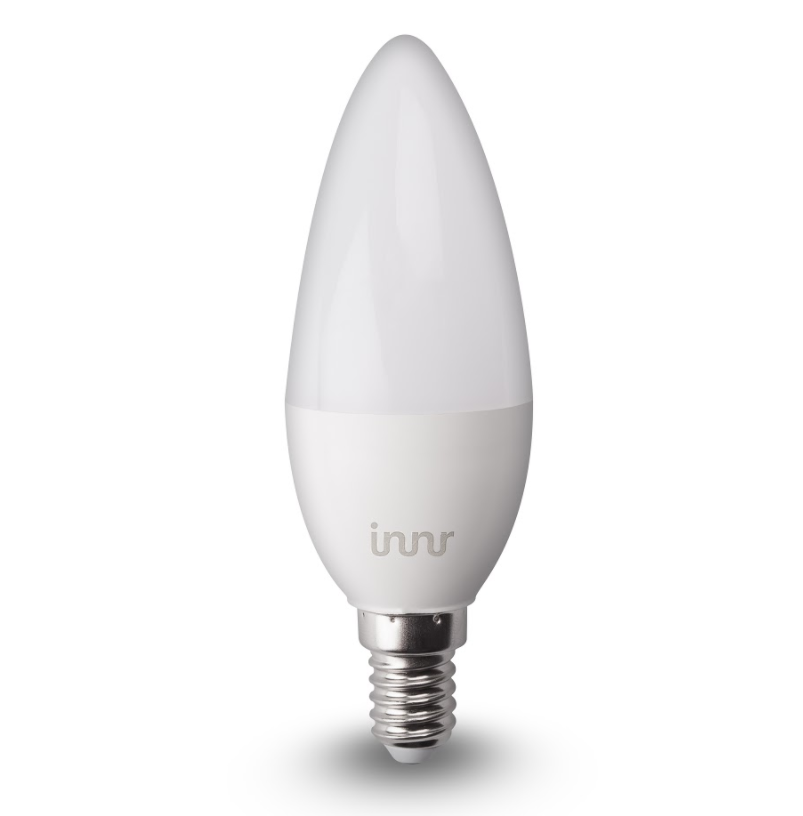 Een witte, kaarsvormige LED-lamp met een zilveren voet en het 'innr'-logo.