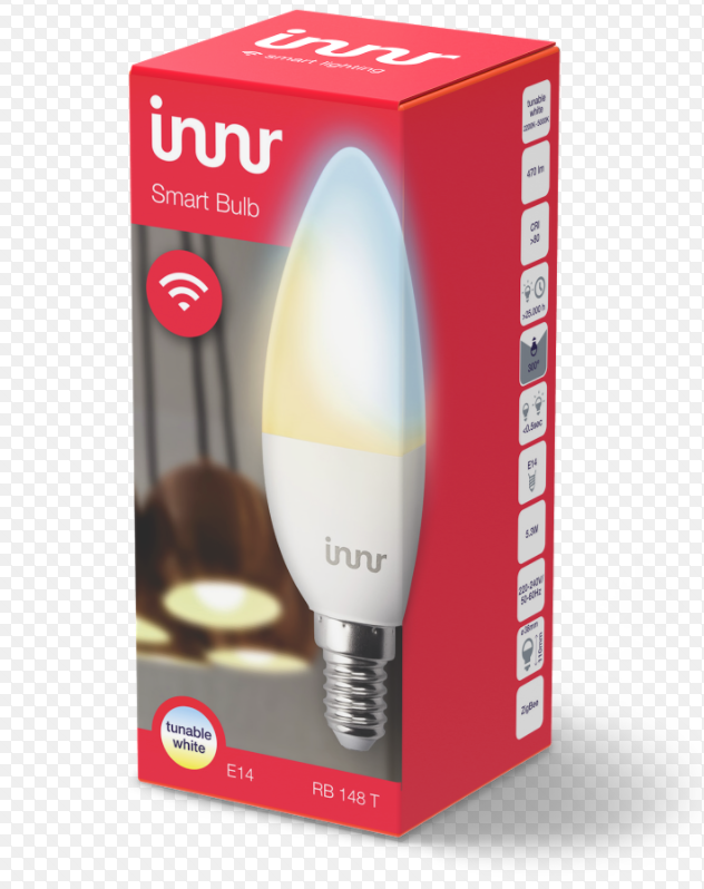 Een rode doos met een Innr slimme lamp. De lamp is wit met een geel centrum en een zilveren voet.
